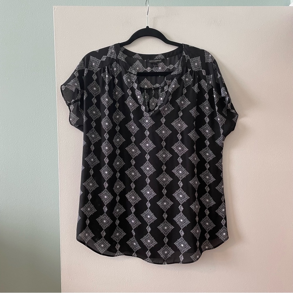 Banana Republic black & white print pattern v-neck chic semi sheer blouse top
